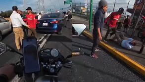 Automovilistas peleándose a golpes tras un conflicto vial en los límites de Toluca y Zinacantepec