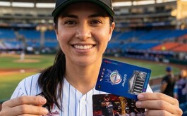 Mujer sostiene tarjetas mycashless