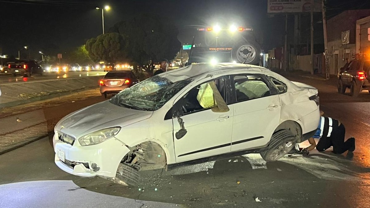 Carro volcado a la altura de la Universidad Narro.