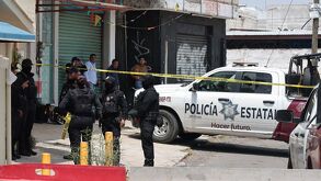 Peritos de la Fiscalía de Puebla realizan el levantamiento del cadáver en la calle 16 de Septiembre en Amozoc.