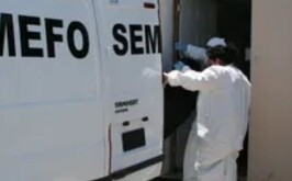 Semefo haciendo el levantamiento del cuerpo de un hombre que murió jugando básquetbol en Matamoros, Coahuila.