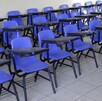 Salón de clases con butacas en color azul