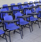 Salón de clases con butacas en color azul
