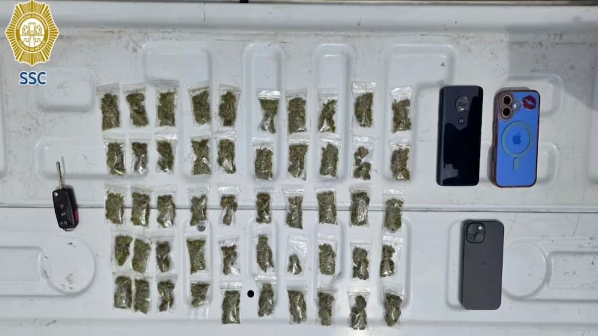 Bolsas de marihuana confiscada a detenidos por balacera en Iztapalapa.