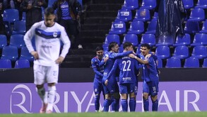 Cruz Azul celebrando el gol del empate de Paradela.