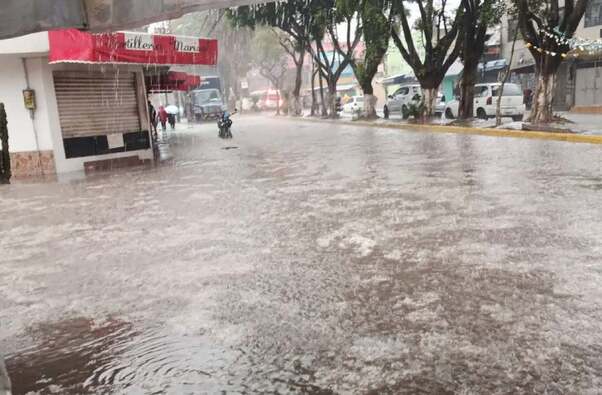Se registraron inundaciones en diferentes puntos de Ecatepec por fuertes lluvias acompañadas de una caída abundante de granizo.
