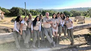 Personal del equipo de cuidadores de animales de Africam Safari en el oasis africano de Puebla posando para la foto de la publicación de vacantes