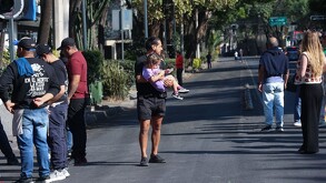Desalojo de edificio por sismo en la Ciudad de México.