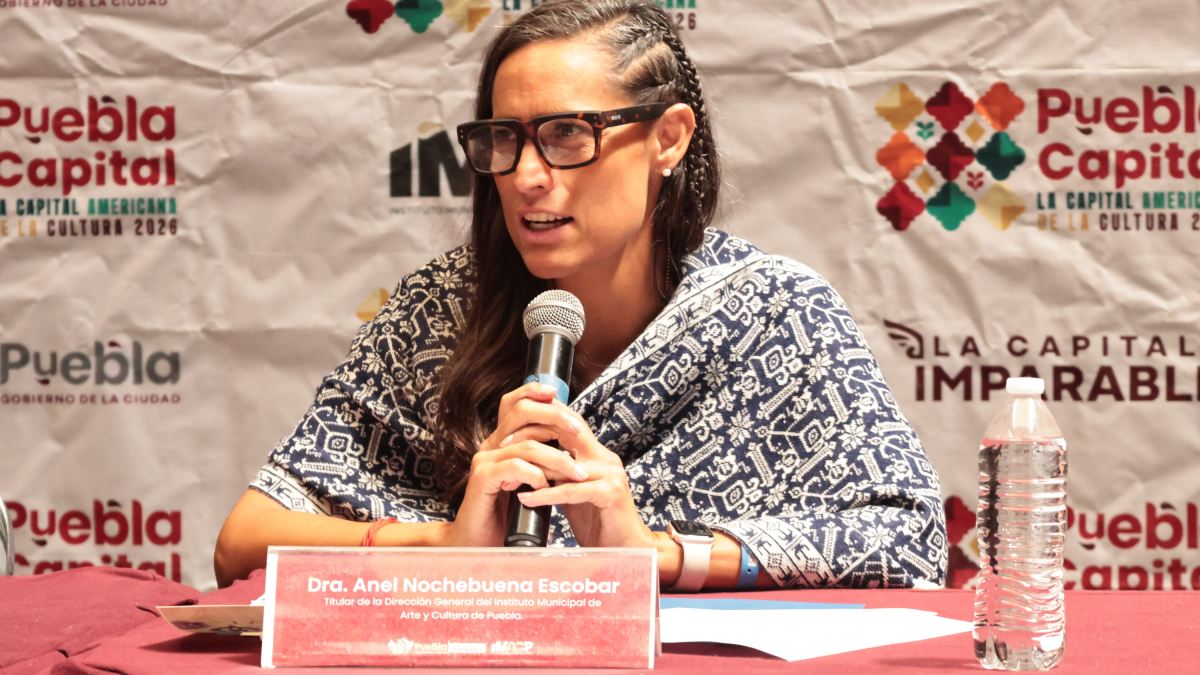 La titular del IMACP respondiendo a preguntas en la rueda de prensa del Festival Sacro 2026 en Puebla