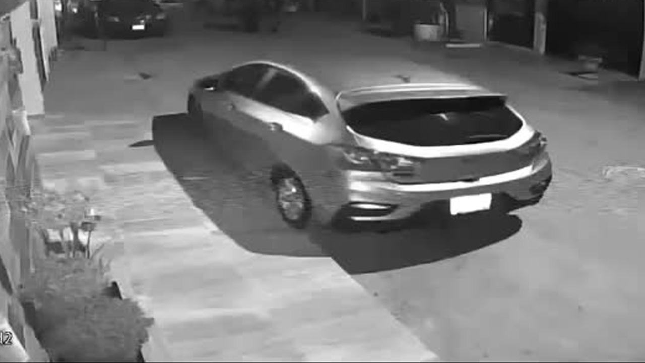 Luego de reportarse el incendio de su auto, un hombre reveló el video del presunto ataque directo a su propiedad.