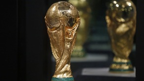 Trofeo de la Copa del Mundo de la FIFA antes de ser exhibido.