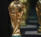 Trofeo de la Copa del Mundo de la FIFA antes de ser exhibido.