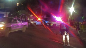 Militares y patrullas del Ejército y Guardia Nacional afuera de las instalaciones de un centro penitenciario de Uruapan, Michoacán durante la noche