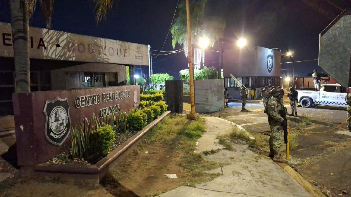 Militares del Ejército con armas largas y una patrulla de la Guardia Nacional afuera de las instalaciones de un centro penitenciario de Uruapan, Michoacán