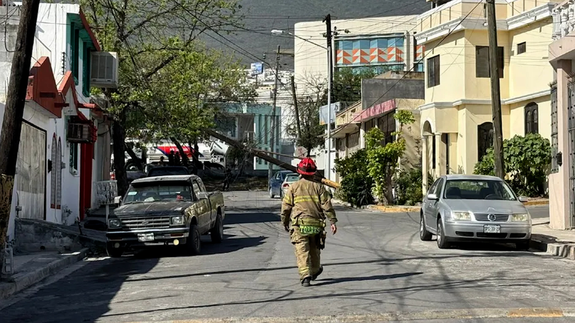 Un poste de servicios y un medidor de gas colapsaron en una zona habitacional de colonia Valle de Infonavit, en Monterrey, situación que provocó movilización.
