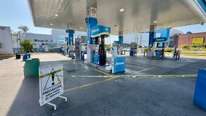 La Fiscalía General de la República (FGR) desplegó un operativo en al menos dos gasolineras ubicadas en León por presuntas irregularidades.