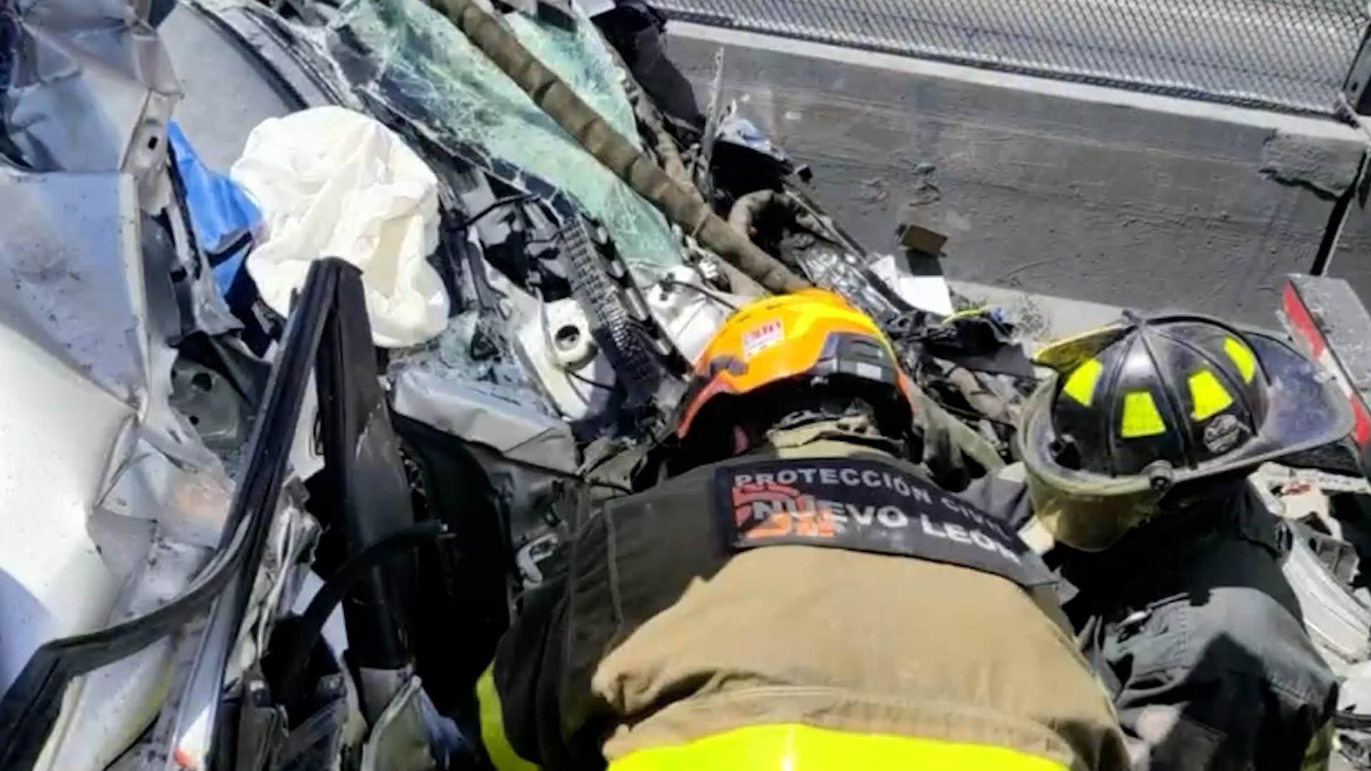 Rescate extremo en la Carretera a Laredo: una mujer atrapada fue liberada por Protección Civil tras choque múltiple en Ciénega de Flores. Hay dos lesionados.