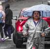 Una ciudadana se protege con una sombrilla de las fuertes lluvias y ráfagas de viento en la Ciudad de México.