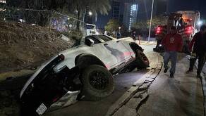 Camioneta en socavón en San Pedro Garza García