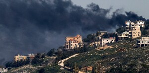 El humo se eleva tras el bombardeo israelí en el sur del Líbano, cerca de la frontera, visto desde la Alta Galilea