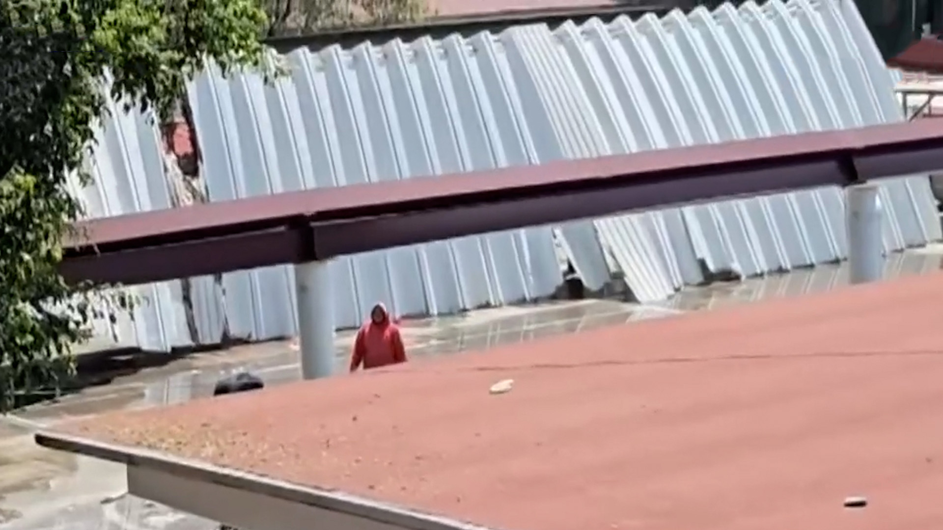 El arco techo de la primaria Eligio Ancona Castillo colapsó por el peso del granizo en el Edomex. No se reportan heridos pero las clases están suspendidas.