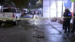 Policías aseguran el cuerpo de ‘El Dormido’, joven asesinado en Venustiano Carranza.