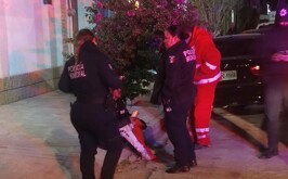 Paramédicos atendiendo a joven que fue golpeado y asaltado tras ser perseguido por sujetos desconocidos en San Pedro, Coahuila.