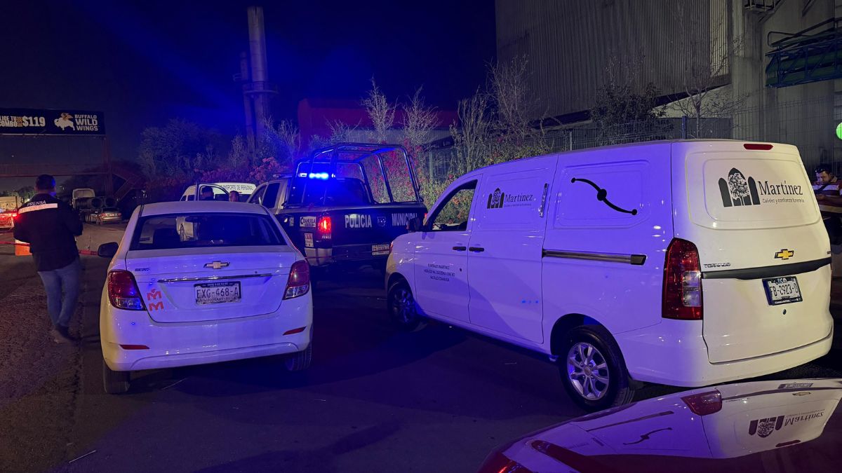 Elementos de seguridad y servicios de emergencia acudieron al lugar tras el reporte del fallecimiento de un trabajador en Ramos Arizpe.