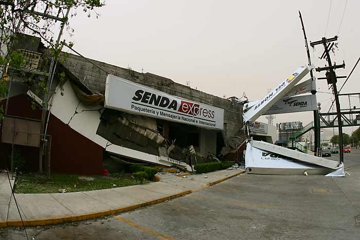 Espectacular caído por fuerte viento en Monterrey. / Especial