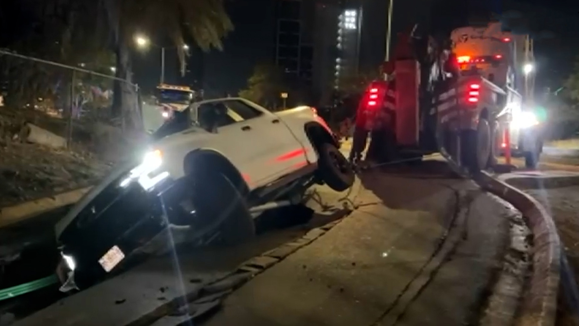 Una camioneta cayó en un socavón de 12 metros en San Pedro Garza García provocado por una fuga de agua. El conductor Misael Montañez resultó con golpes leves.