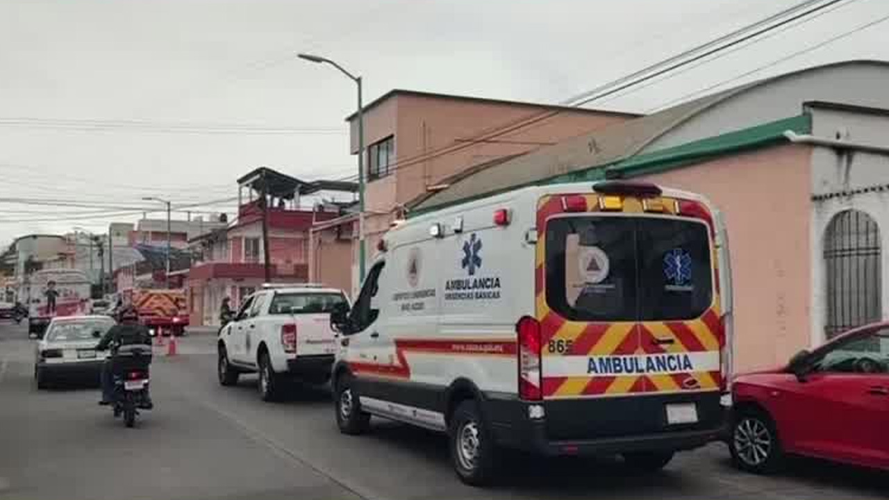 Una fuga de amoniaco en una fábrica de hielo en Xalapa provocó la evacuación de al menos 400 personas, entre estudiantes y trabajadores.