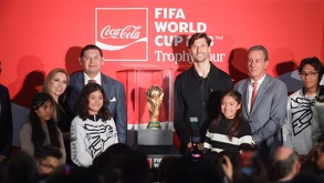 alejandro armenta y fernando llorente en la presentación del trofeo del mundial 2026