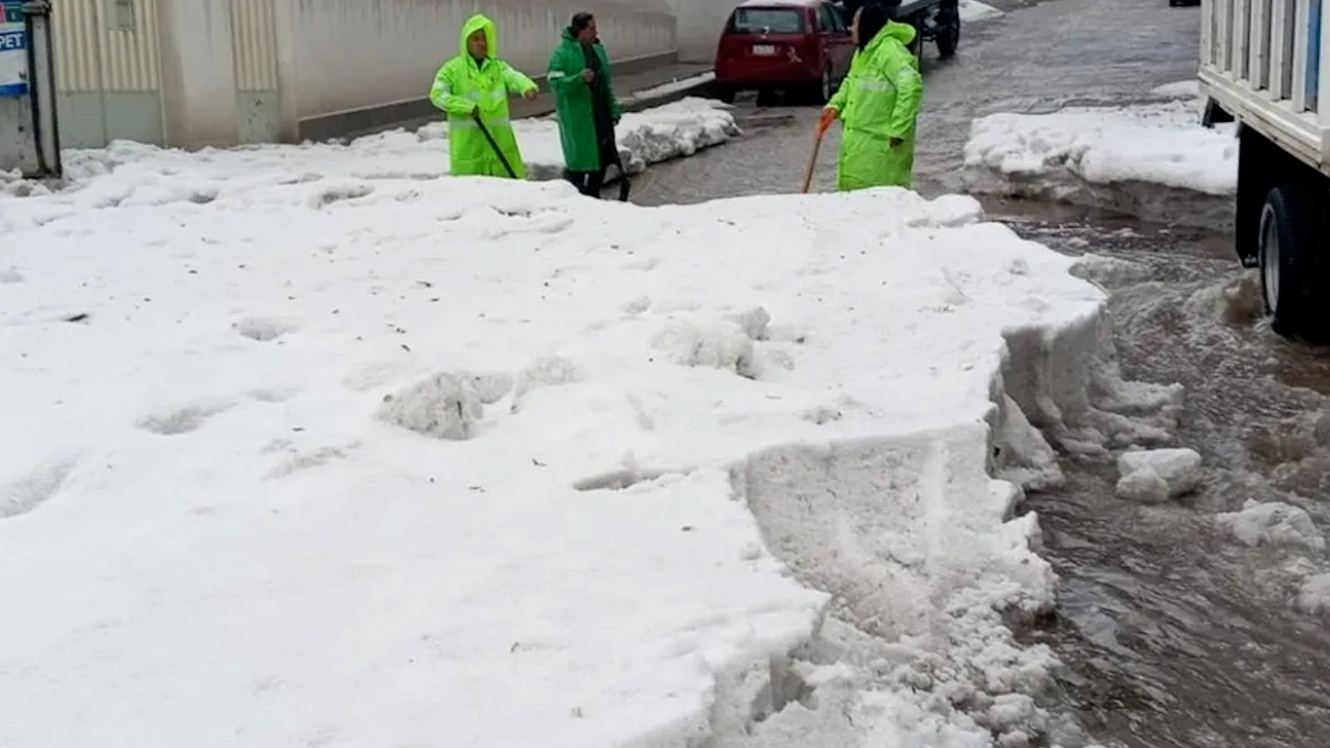 Tormenta en Ecatepec hoy martes 17 de marzo 2026. Caída de granizo colapsa techumbres de fábrica y escuelas. Conoce las vialidades afectadas y zonas de riesgo.