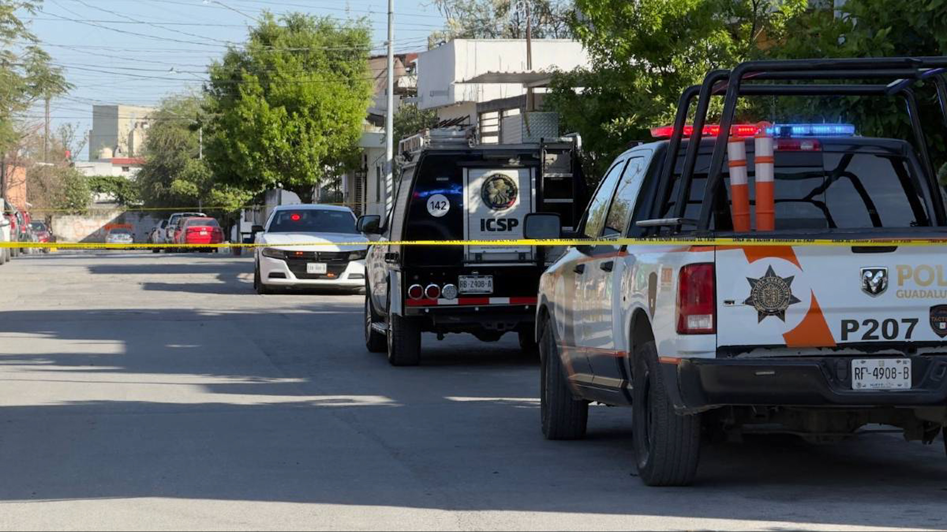 Un hombre identificado como Francisco Mancha fue localizado sin vida en su casa en Guadalupe. Autoridades investigan un revólver hallado en la escena.