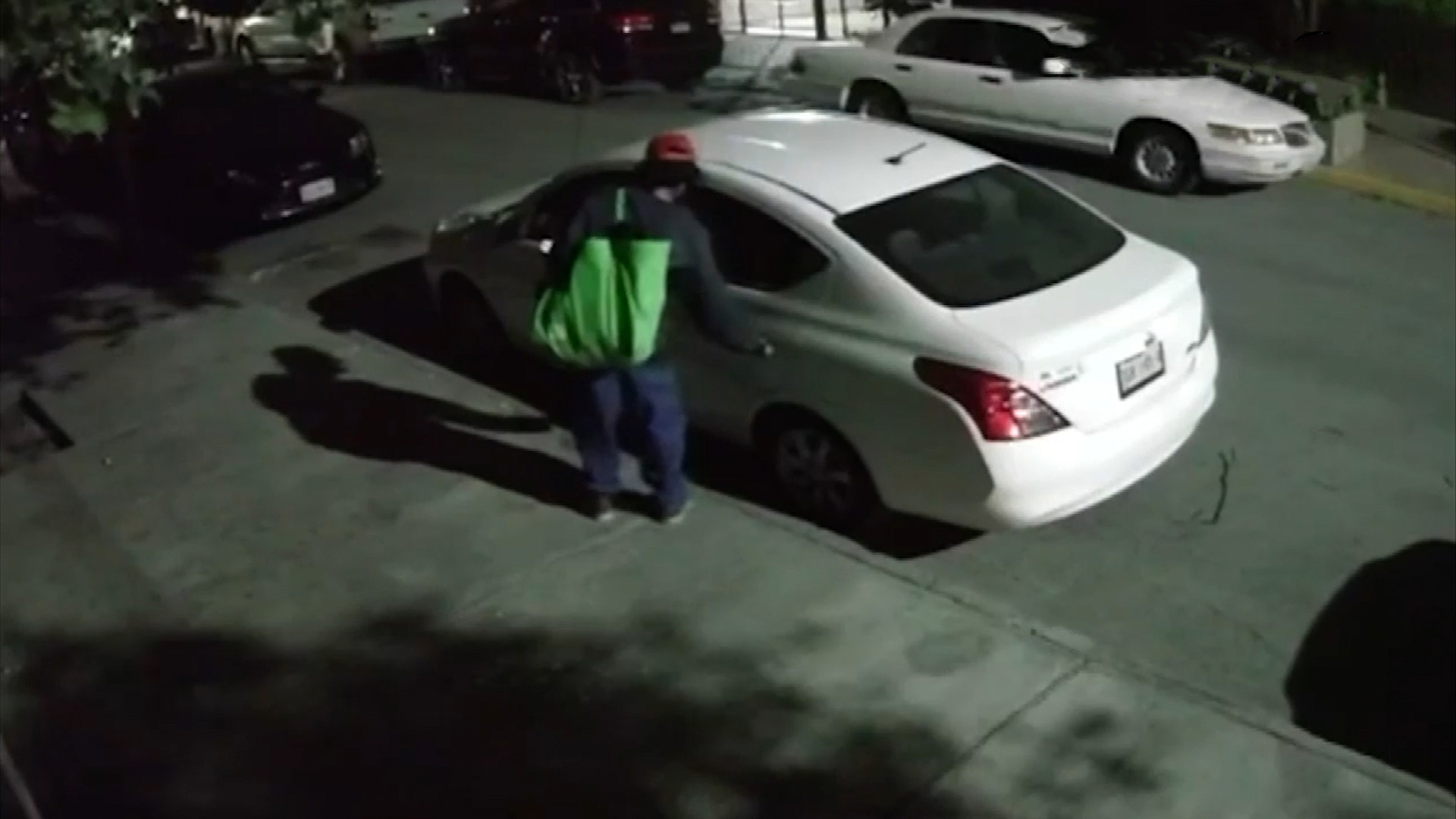 Policías de Monterrey detuvieron a Raúl Gerardo N en la colonia Vidriera con 17 espejos robados tras una persecución vecinal. Mira el video del robo aquí.