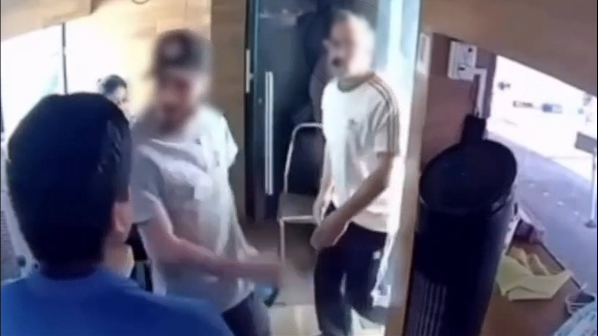 La Fiscalía de Nuevo León analiza un acuerdo para el boxeador que golpeó a un guardia en Santa Catarina. No iría a juicio pese a video de la agresión.