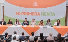 Distintas personas tras una mesa