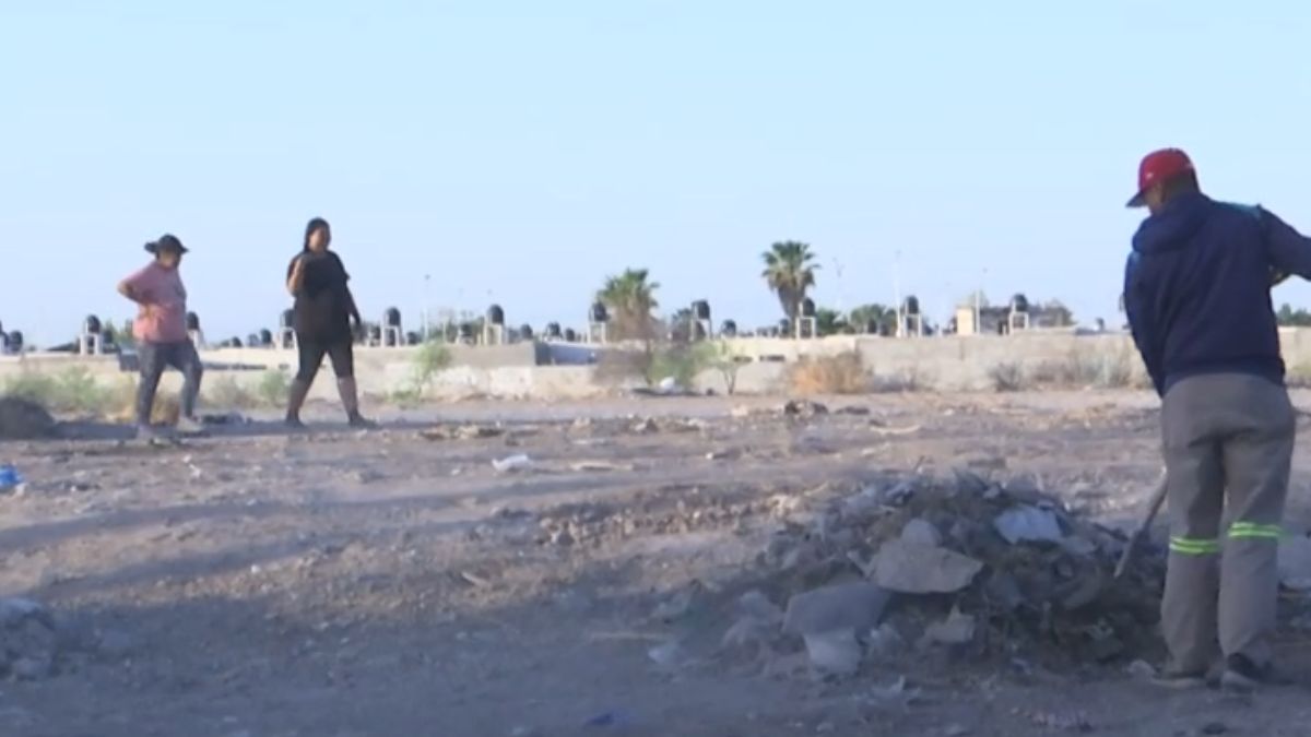 Familiares limpiando en Jardines San Agustín.