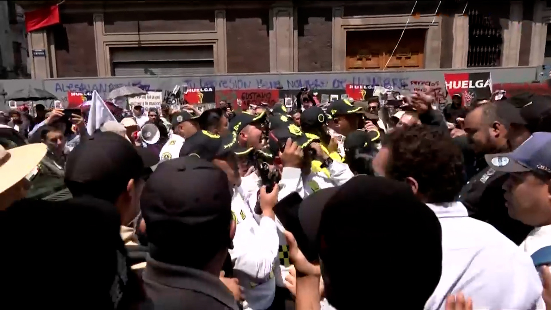 Manifestantes de la CNTE atropellaron a policías y agredieron a reporteros para ingresar con camionetas al Zócalo de la CdMx, rompiendo acuerdos de paz.