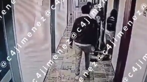 Joshua entrando a la habitación de un hotel antes de ser asesinado por ‘goteras’.