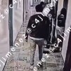 Joshua entrando a la habitación de un hotel antes de ser asesinado por ‘goteras’.