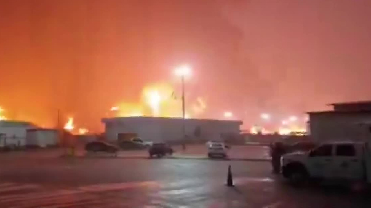 Un incendio en la refinería Olmeca, en Dos Bocas, Tabasco, dejó cinco personas fallecidas, entre ellas una trabajadora de Pemex.