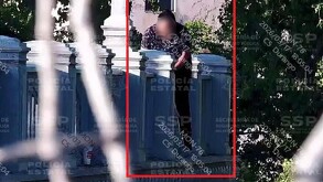 Joven intentando saltar de un puente