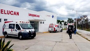 Ambulancias estacionadas junto al Hospital Integral de San Martín Texmelucan.