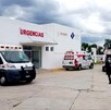 Ambulancias estacionadas junto al Hospital Integral de San Martín Texmelucan.