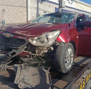 Carro Aveo dañado por volcadura.