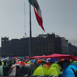 Maestro de la CNTE marchando hacia el Zócalo de la Ciudad de México el 18 de marzo de 2026.