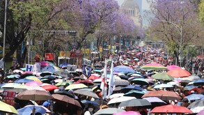 Maestro de la CNTE marchando hacia el Zócalo de la Ciudad de México el 18 de marzo de 2026.