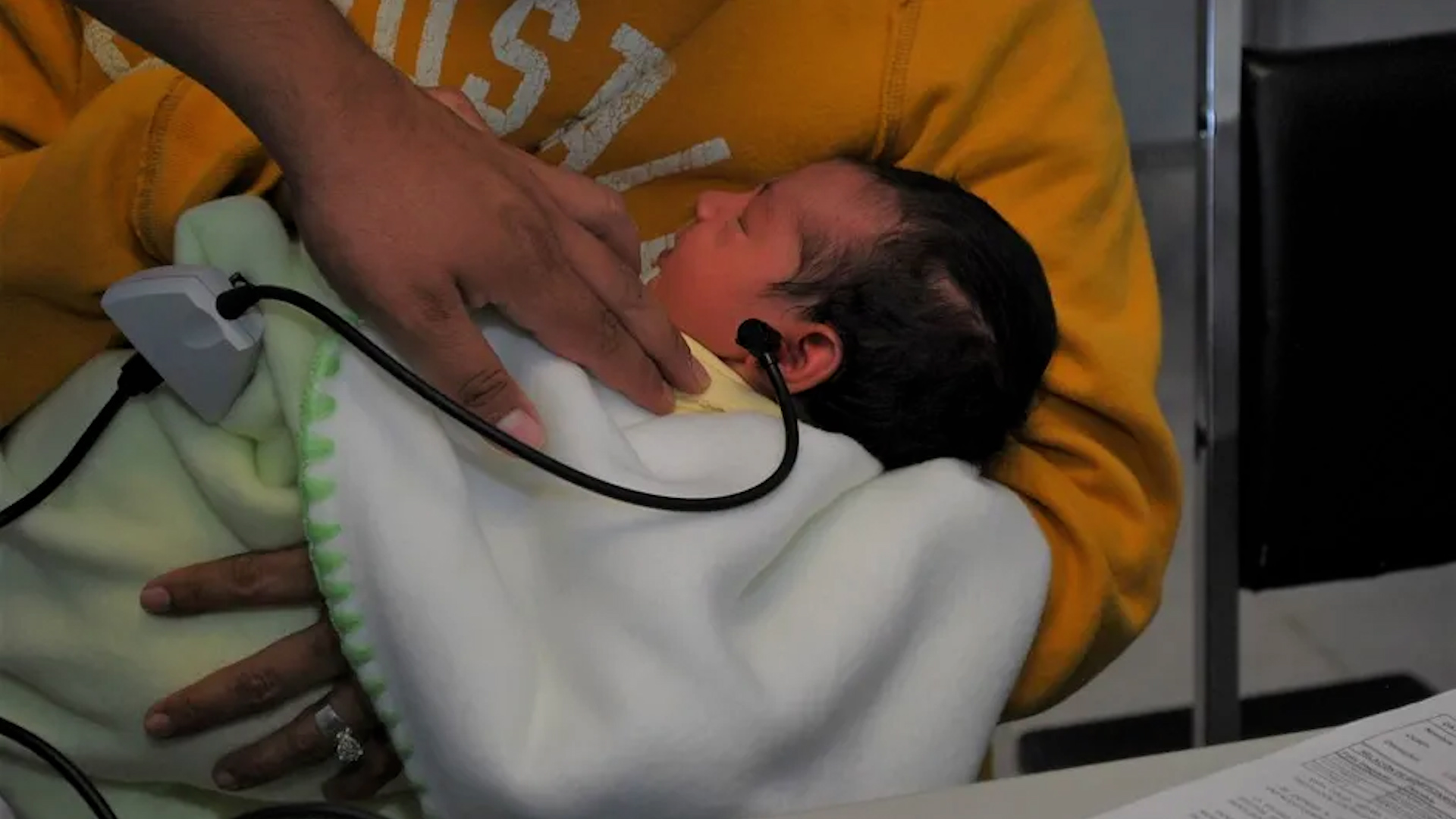 Expertos en pediatría y otorrinolaringología hablan sobre el procedimiento de una menor para volver a escuchar.