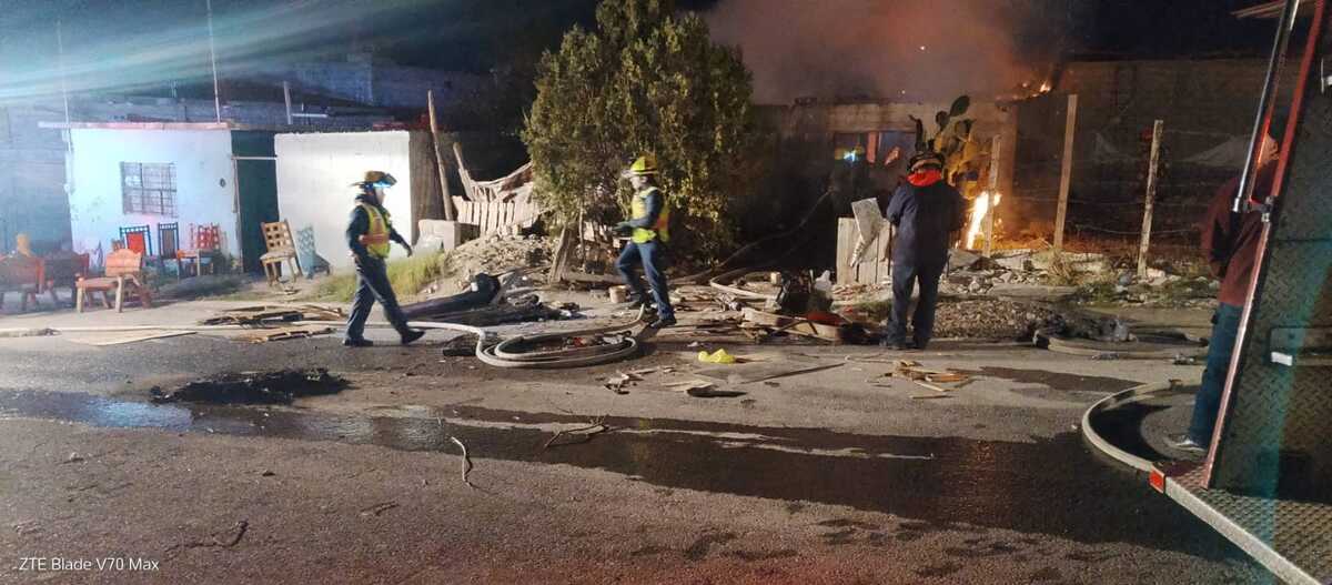 Un siniestro sorprendió a vecinos durante la noche; el fuego arrasó con todo y movilizó a los cuerpos de emergencia.